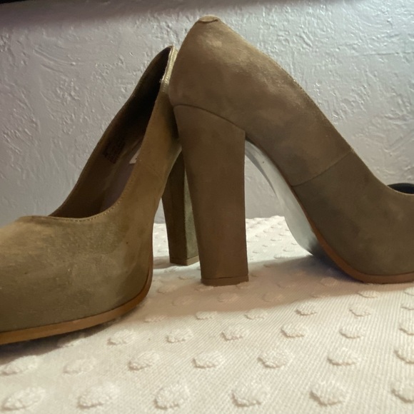 STEVE MADDEN Serrina Taupe Suede Pump - Picture 14 of 16